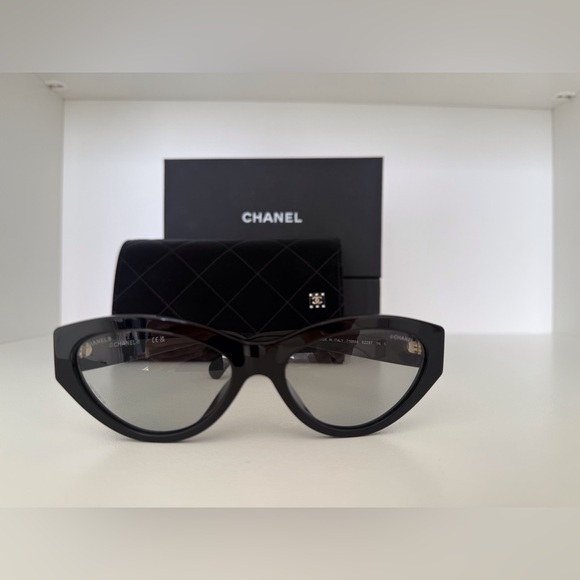 CHANEL Cat eye sunglasses strass black main image 8